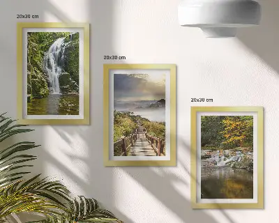 Mur de cadres représentant des cascades, des montagnes, des chemins de nuages et des paysages d'automne