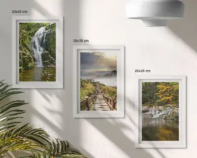 Mur de cadres représentant des cascades, des montagnes, des chemins de nuages et des paysages d'automne