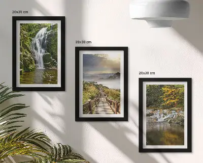 Mur de cadres représentant des cascades, des montagnes, des chemins de nuages et des paysages d'automne