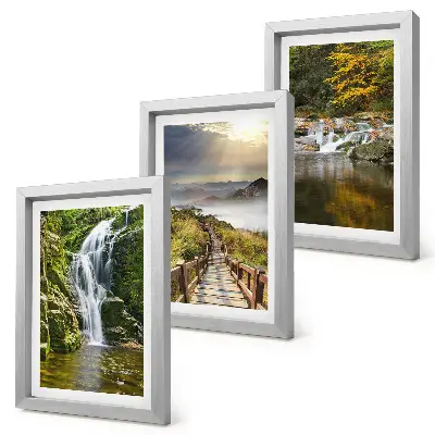 Mur de cadres représentant des cascades, des montagnes, des chemins de nuages et des paysages d'automne