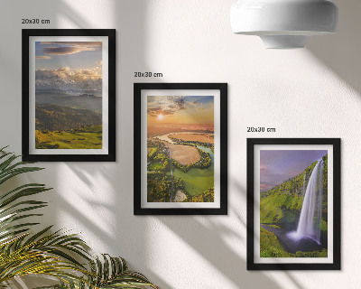 Ensemble de 3 tableaux Vues sur la rivière de montagne et les cascades en pleine nature