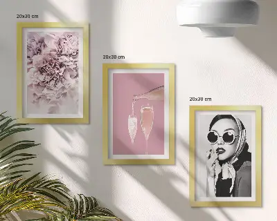 Lot de 3 tableaux représentant des fleurs dans les tons roses et une femme élégante