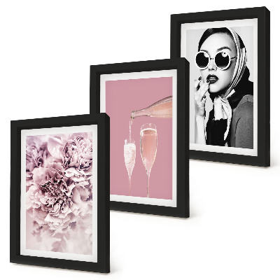 Lot de 3 tableaux Des fleurs dans les tons roses et une femme élégante