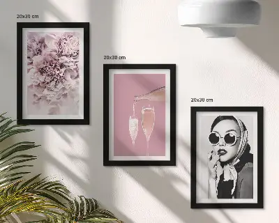 Lot de 3 tableaux représentant des fleurs dans les tons roses et une femme élégante