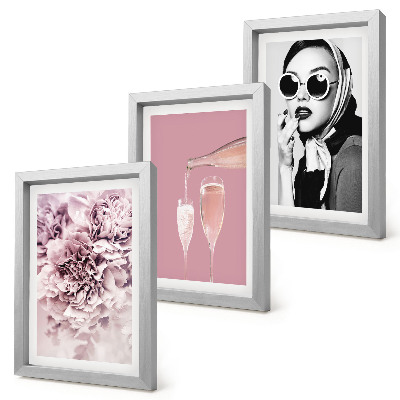 Lot de 3 tableaux Des fleurs dans les tons roses et une femme élégante