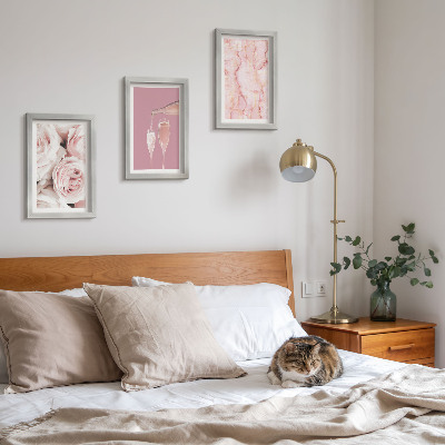 Mur de cadres Roses champagne et fond en marbre pastel