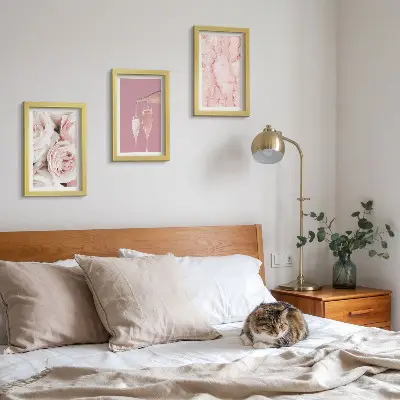 Mur de cadres roses champagne sur fond de marbre pastel