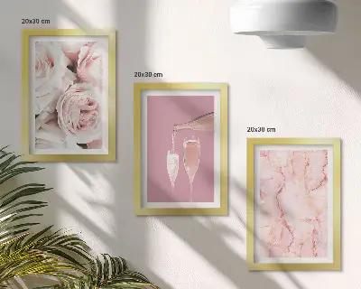Mur de cadres roses champagne sur fond de marbre pastel