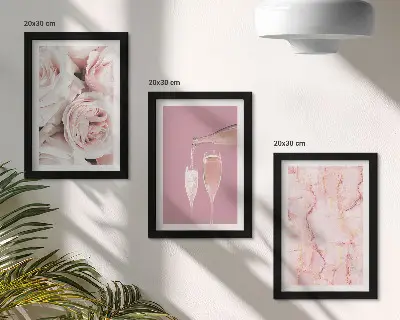 Mur de cadres roses champagne sur fond de marbre pastel