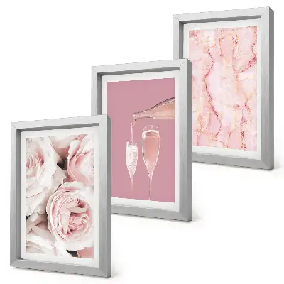 Mur de cadres roses champagne sur fond de marbre pastel