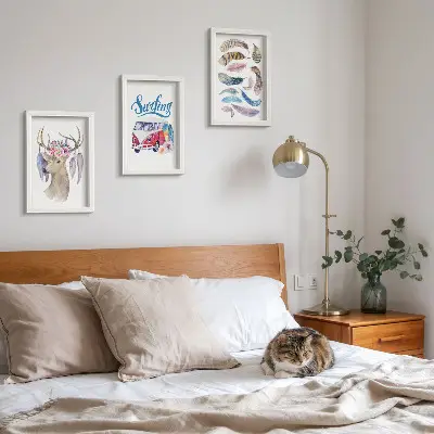 Mur de cadres avec motifs de cerf, fleurs, camionnette de vacances et plumes