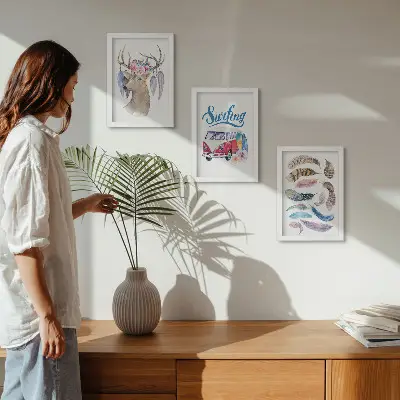 Mur de cadres avec motifs de cerf, fleurs, camionnette de vacances et plumes