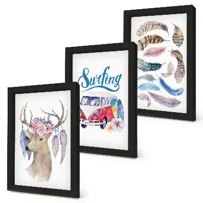 Mur de cadres avec motifs de cerf, fleurs, camionnette de vacances et plumes