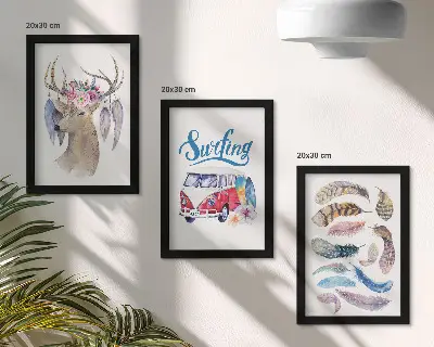 Mur de cadres avec motifs de cerf, fleurs, camionnette de vacances et plumes