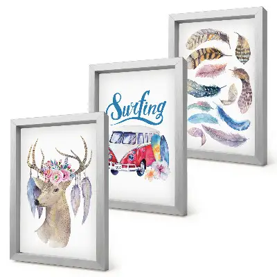 Mur de cadres avec motifs de cerf, fleurs, camionnette de vacances et plumes