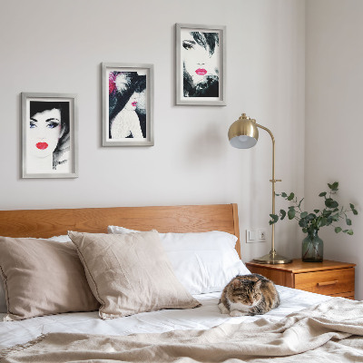 Mur de cadres Portraits peints de femmes aux lèvres expressives