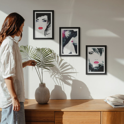 Mur de cadres Portraits peints de femmes aux lèvres expressives