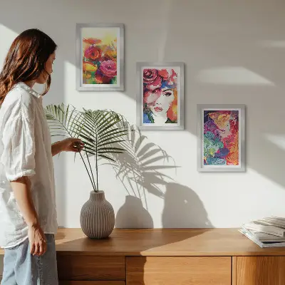 Mur de cadres fleurs aux couleurs intenses avec portrait de femme abstrait