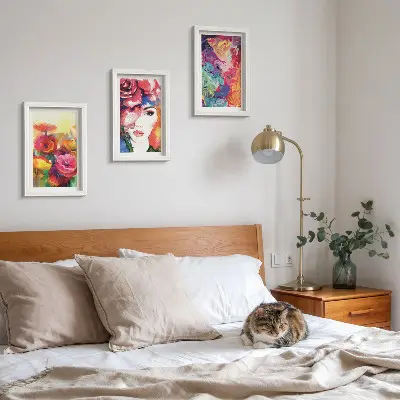 Mur de cadres fleurs aux couleurs intenses avec portrait de femme abstrait