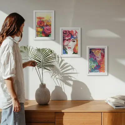 Mur de cadres fleurs aux couleurs intenses avec portrait de femme abstrait