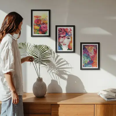 Mur de cadres fleurs aux couleurs intenses avec portrait de femme abstrait