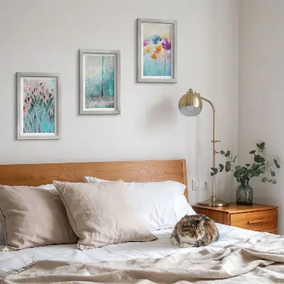 Lot de 3 tableaux représentant des fleurs sur un fond de couleurs pastel et de motifs délicats