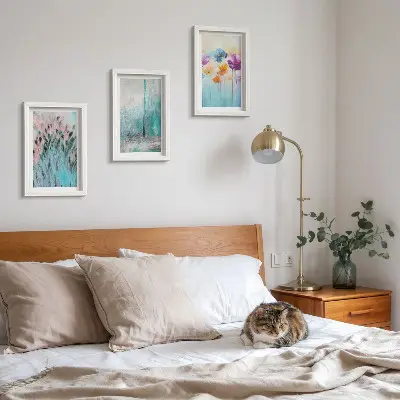 Lot de 3 tableaux représentant des fleurs sur un fond de couleurs pastel et de motifs délicats