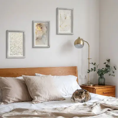 Mur de cadres avec motifs linéaires de feuilles et marbre abstrait