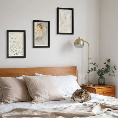 Mur de cadres avec motifs linéaires de feuilles et marbre abstrait