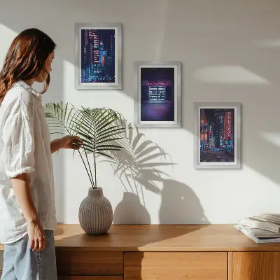 Ensemble de 3 tableaux représentant une ville nocturne avec des néons et une entrée de cinéma