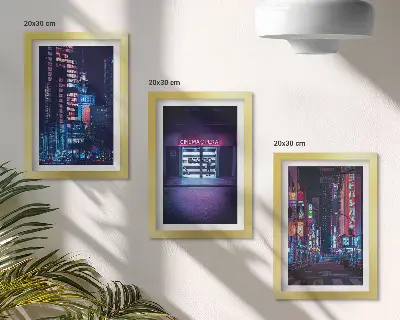 Ensemble de 3 tableaux représentant une ville nocturne avec des néons et une entrée de cinéma
