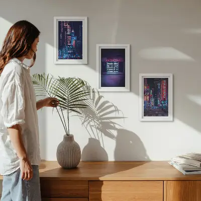Ensemble de 3 tableaux représentant une ville nocturne avec des néons et une entrée de cinéma