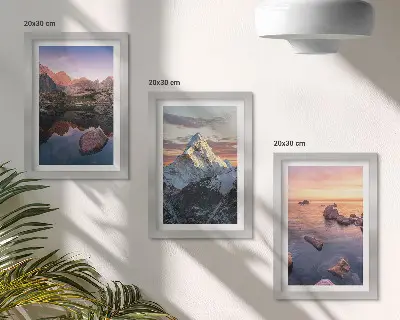 Mur de cadres paysage de montagne avec eau et rochers en arrière-plan