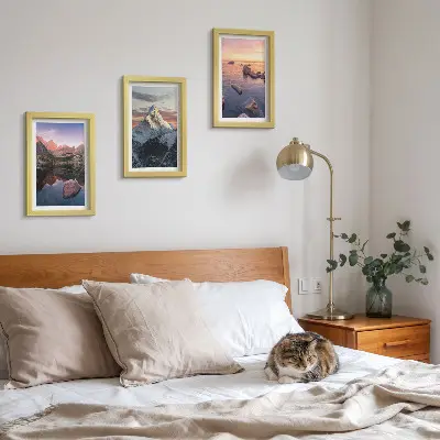 Mur de cadres paysage de montagne avec eau et rochers en arrière-plan