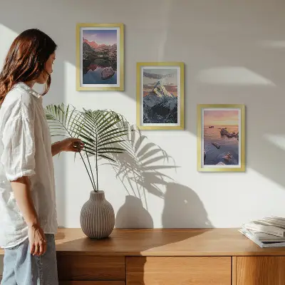 Mur de cadres paysage de montagne avec eau et rochers en arrière-plan