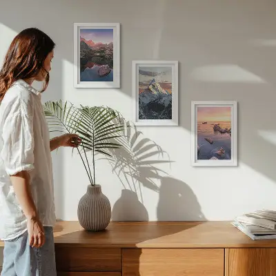 Mur de cadres paysage de montagne avec eau et rochers en arrière-plan