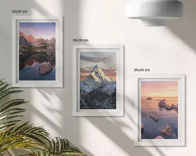 Mur de cadres paysage de montagne avec eau et rochers en arrière-plan