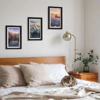 Mur de cadres paysage de montagne avec eau et rochers en arrière-plan
