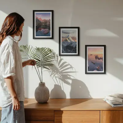 Mur de cadres paysage de montagne avec eau et rochers en arrière-plan