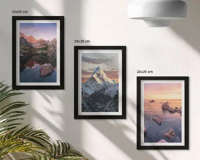 Mur de cadres paysage de montagne avec eau et rochers en arrière-plan