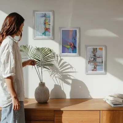 Mur de cadres avec compositions de peinture abstraite