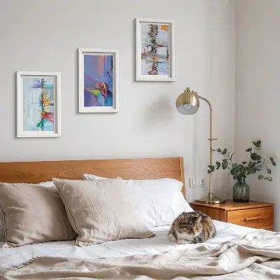 Mur de cadres avec compositions de peinture abstraite