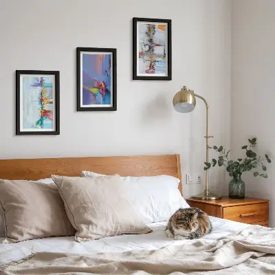 Mur de cadres avec compositions de peinture abstraite