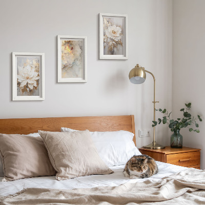 Mur de cadres Fleurs sur fond clair avec motifs abstraits