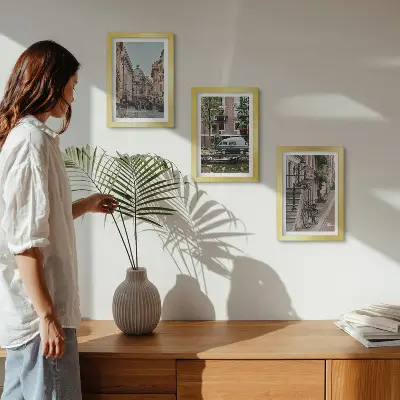 Ensemble de 3 tableaux représentant une vue paisible de bâtiments urbains