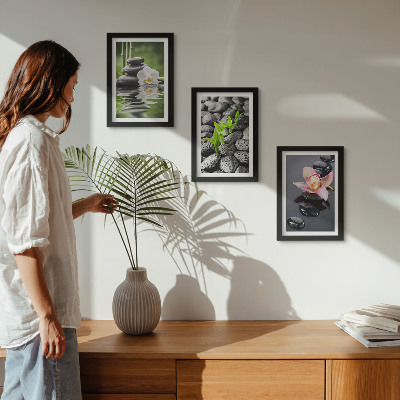 Ensemble de 3 tableaux Une paisible composition zen de pierres et de fleurs sur l'eau