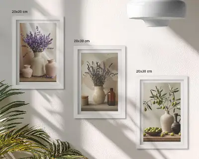 Mur de cadres avec fleurs de lavande, olives et vases en céramique