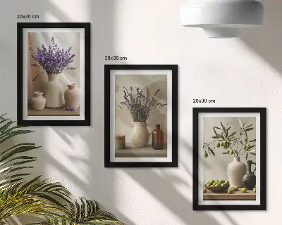 Mur de cadres avec fleurs de lavande, olives et vases en céramique