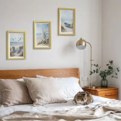 Ensemble de 3 tableaux représentant une plage avec des planches de surf, des bateaux et des oiseaux