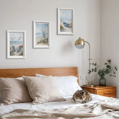 Ensemble de 3 tableaux représentant une plage avec des planches de surf, des bateaux et des oiseaux
